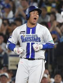 ５回、勝又は中前適時打を放ち、雄叫びを上げる（撮影・佐藤厚）