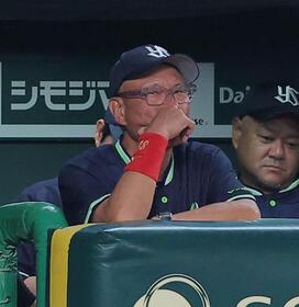 ９回、ベンチからグラウンドを見つめる池山監督（撮影・西田忠信）