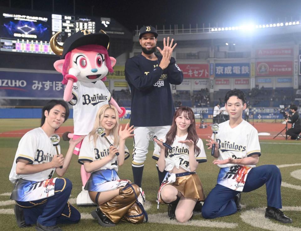 　８勝目を挙げポーズを決めるエスピノーザ（撮影・開出牧）