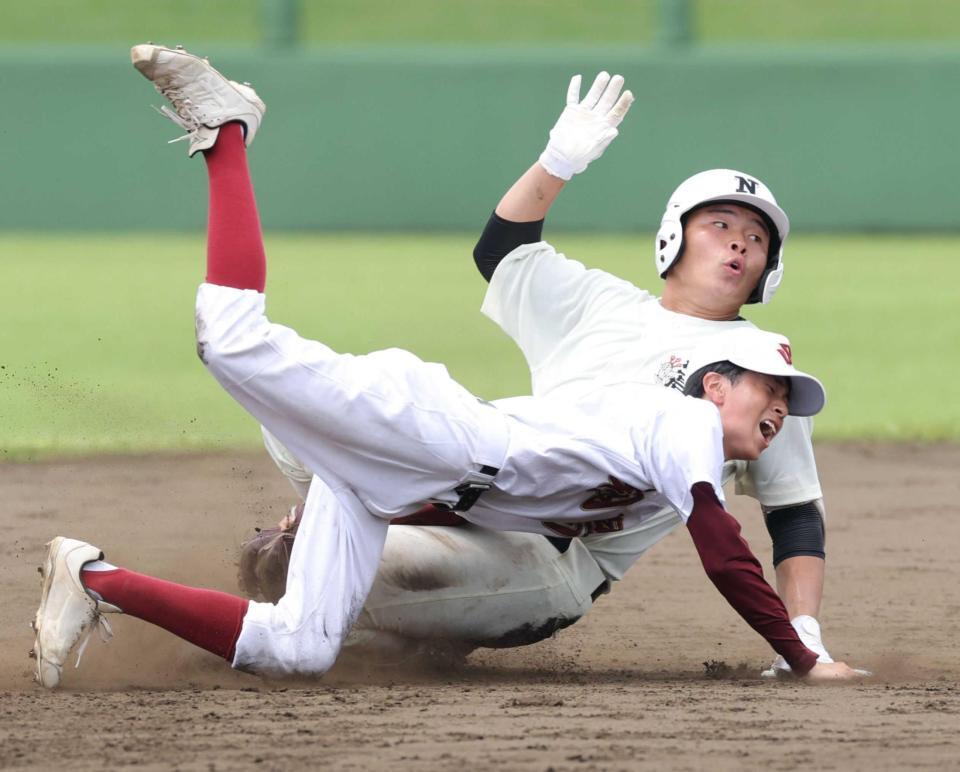 　３回、適時打を放ち、二塁を狙う日大三・田中（奥）＝撮影・西岡正