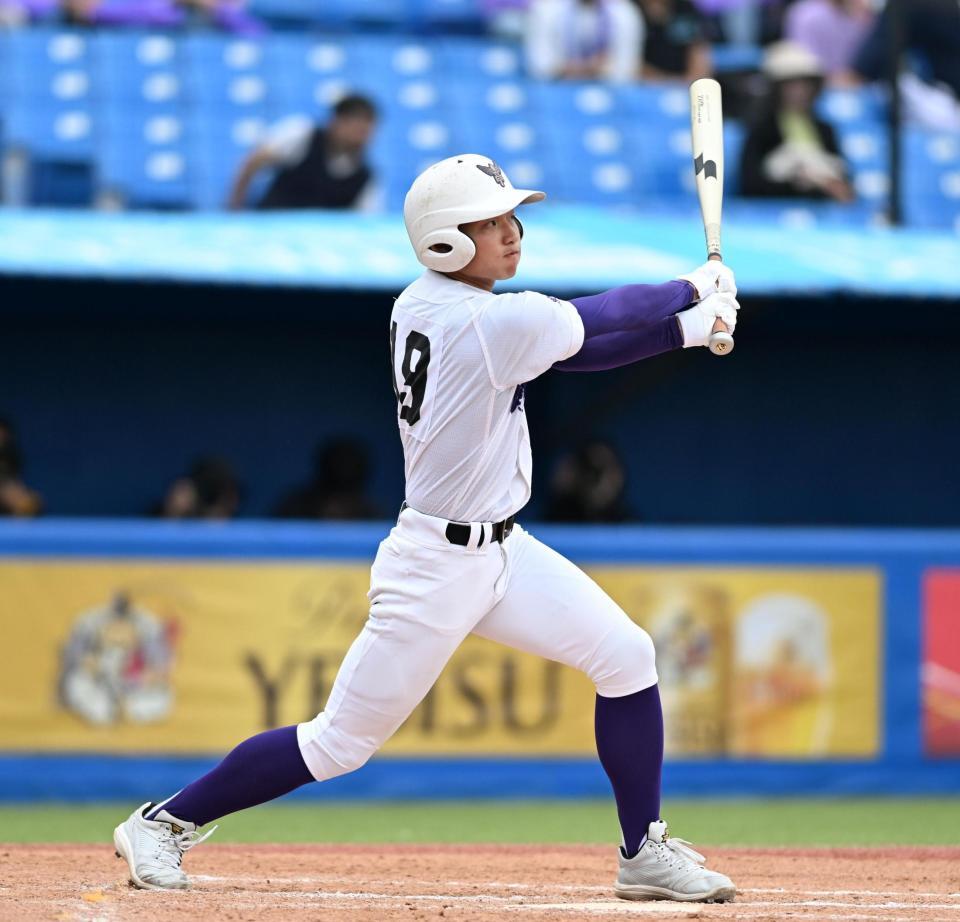 ４回、代打の大村魁星が内野安打を放つ（撮影・堀内翔）