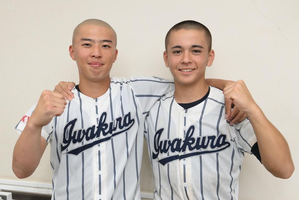 勝利してポーズを決める岩倉・佐藤海翔（左）と庄司トーマス（撮影・堀内翔）