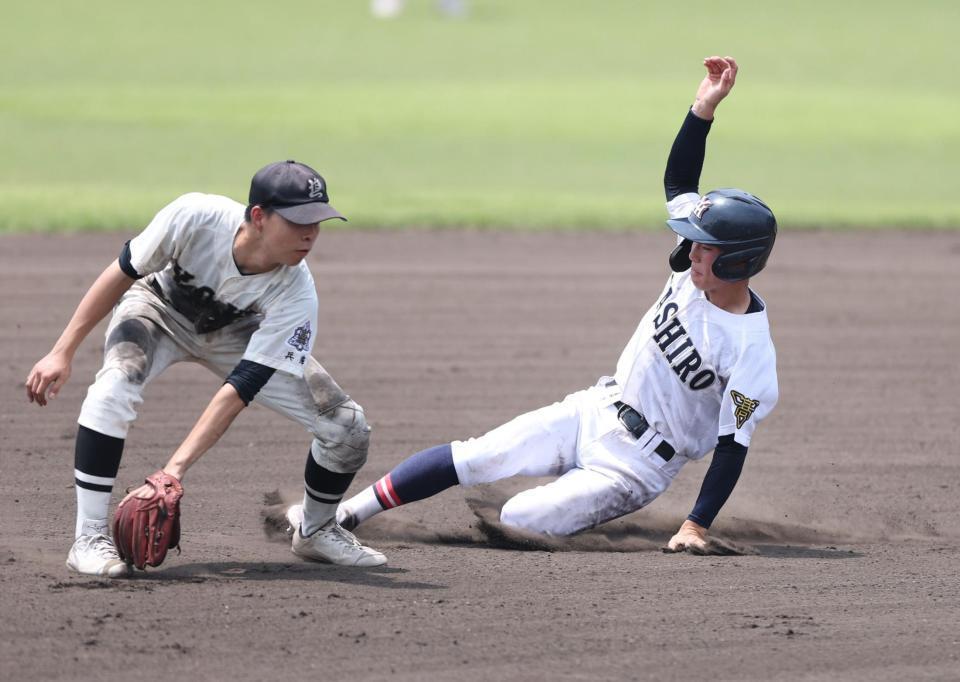 ６回、二盗を決める社・光武義生（右）＝撮影・中田匡峻