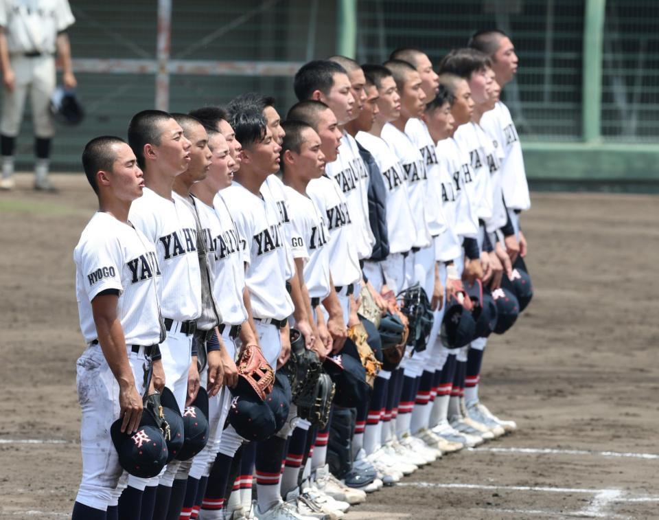 八鹿に勝利し、校歌を歌う社ナイン（撮影・中田匡峻）