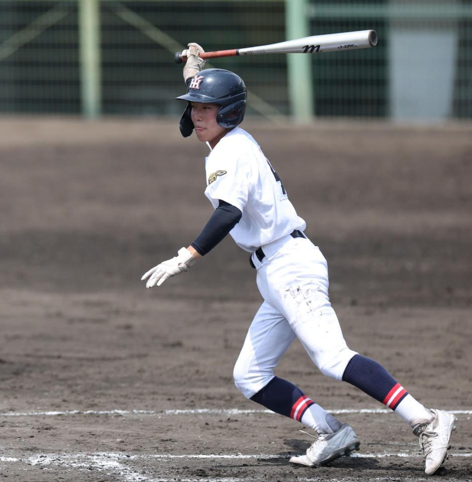 ３回、ショートへの内野安打で出塁する社・光武義生（撮影・中田匡峻）