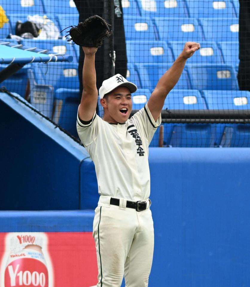 ２回、追加点が入り喜ぶ二松学舎大付・川島連十（撮影・堀内翔）