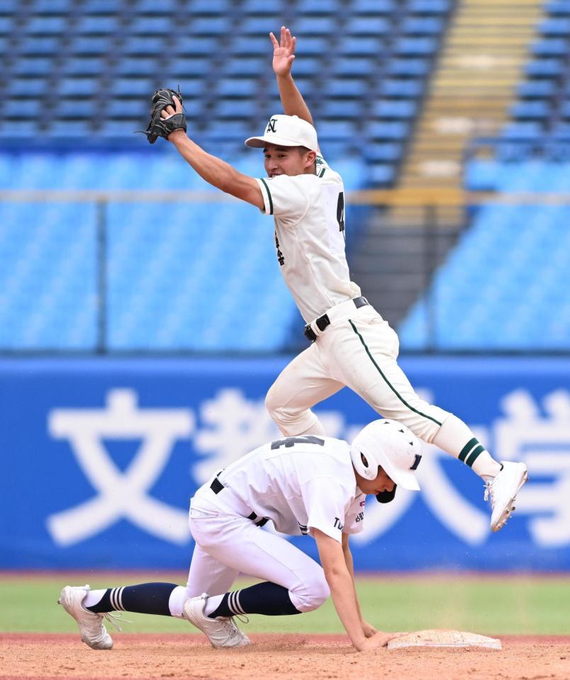 ５回、ベースカバーに入る二松学舎大付・根本千太郎（撮影・堀内翔）
