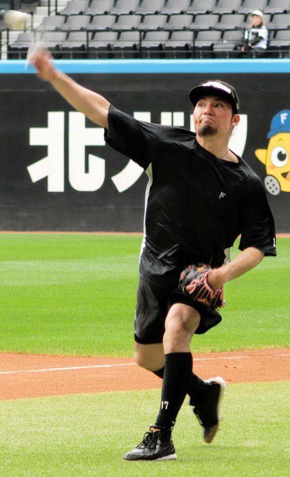 キャッチボールをする伊藤