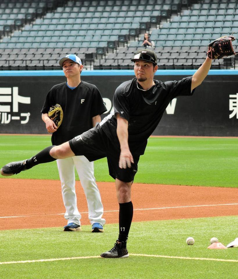 キャッチボールをする伊藤（後方は武田投手コーチ）