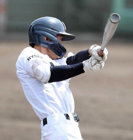 　４回、左前適時打を放つ光武（撮影・中田匡峻）