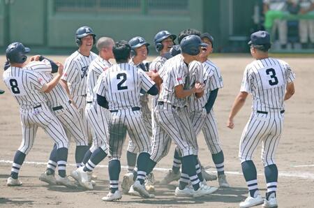 ９回、慶風・元宗竜馬の逆転サヨナラ打に興奮を抑えきれない慶風ナイン（撮影・中田匡峻）