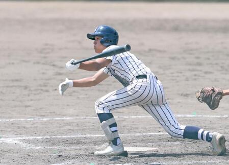 ９回、レフトへ逆転サヨナラ打を放つ慶風・元宗竜馬（撮影・中田匡峻）