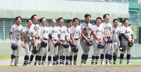 箕島に逆転サヨナラ勝ちし、大声を張り上げる慶風ナイン（撮影・中田匡峻）