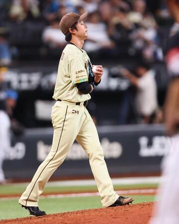 ９回、勝ち越しを許した島本（撮影・中島達哉）