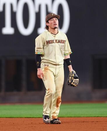 ９回、ダウンズの打球をファンブルした水野（撮影・中島達哉）