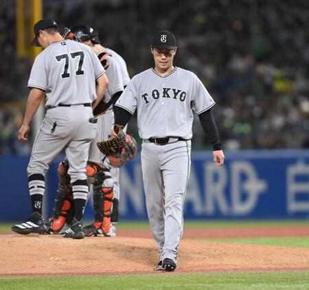 ６回、ヤクルト打線に捕まり降板する山崎（撮影・開出牧）