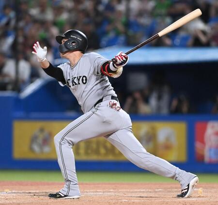 ７回、同点の左越え３ランを放つ坂本勇（撮影・開出牧）