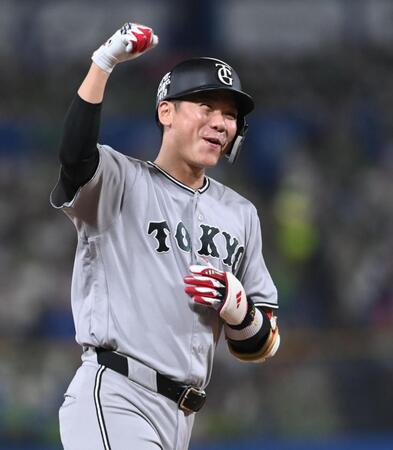 ７回、同点の左越え３ランを放ちガッツポーズを決める坂本勇（撮影・開出牧）