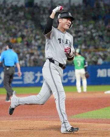 ７回、代打で同点３ランを放ち、塁を回りながらポーズをとる坂本