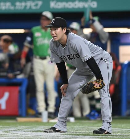 ６回、セデーニョに中前２点適時打を打たれた山崎（撮影・開出牧）