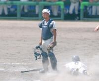 ９回、慶風・元宗竜馬の逆転サヨナラ適時打で呆然と立ち尽くす捕手の箕島・西川篤人（撮影・中田匡峻）