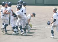 ９回、慶風・元宗竜馬に逆転サヨナラ打を浴び、歓喜に沸く慶風ナインの横で座り込む箕島・沢甚太郎（撮影・中田匡峻）