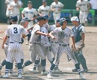 ９回、慶風・元宗竜馬（中央奥）の逆転サヨナラ打で歓喜に沸く慶風ナイン（撮影・中田匡峻）