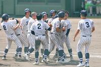 ９回、慶風・元宗竜馬の逆転サヨナラ打に興奮を抑えきれない慶風ナイン（撮影・中田匡峻）
