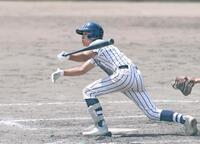 ９回、レフトへ逆転サヨナラ打を放つ慶風・元宗竜馬（撮影・中田匡峻）