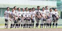 箕島に逆転サヨナラ勝ちし、大声を張り上げる慶風ナイン（撮影・中田匡峻）