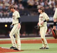 ９回、水野（右）のエラーから勝ち越しを許した島本（撮影・中島達哉）