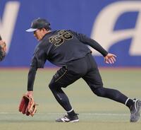 １軍に合流し守備練習をする小幡（撮影・西田忠信）