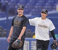 １軍に合流し明るい表情を見せる伏見（左）＝撮影・西田忠信