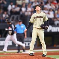 ５回、正木（左）に先制ソロを浴びる北山（撮影・中島達哉）