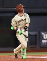 ９回、ソロを放つ清宮幸（撮影・中島達哉）