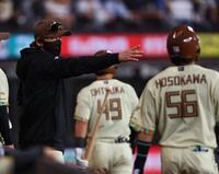 ６回、野村に代えて細川（右）を代打に送る新庄監督（撮影・中島達哉）