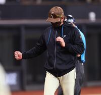 ６回無死満塁からの代打策が実らず、選手交代を告げる新庄監督（撮影・中島達哉）