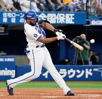 １回、エンカーナシオンが左越えに逆転３ランを放つ（１１日）