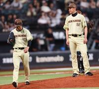９回途中で降板する島本（左）＝撮影・中島達哉