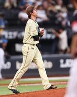 ９回、勝ち越しを許した島本（撮影・中島達哉）