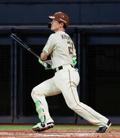 ９回、清宮幸が右越えに本塁打を放つ