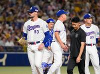 ８回、佐藤に３ランを浴び、降板するマラー（左端）