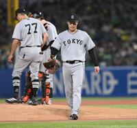 ６回、ヤクルト打線に捕まり降板する山崎（撮影・開出牧）