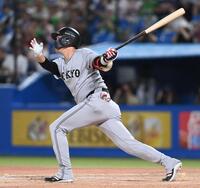 ７回、同点の左越え３ランを放つ坂本勇（撮影・開出牧）