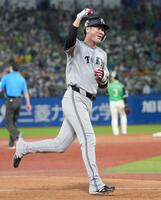 ７回、代打で同点３ランを放ち、塁を回りながらポーズをとる坂本