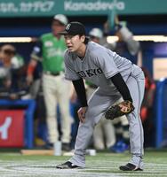６回、セデーニョに中前２点適時打を打たれた山崎（撮影・開出牧）