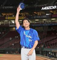 お立ち台でファンの声援に応える岩田