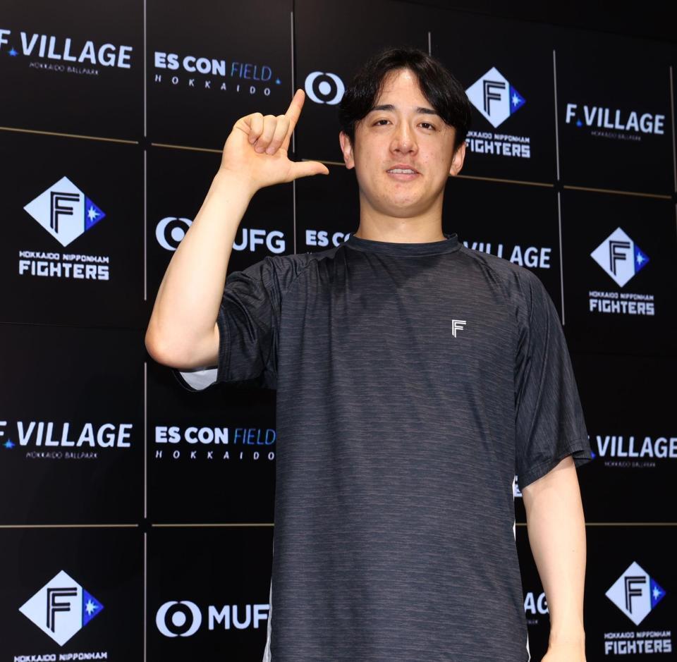 監督選抜でのオールスター選出が決まり、「ドミれ！ポーズ」で記念撮影に応じる北山（撮影・中島達哉）