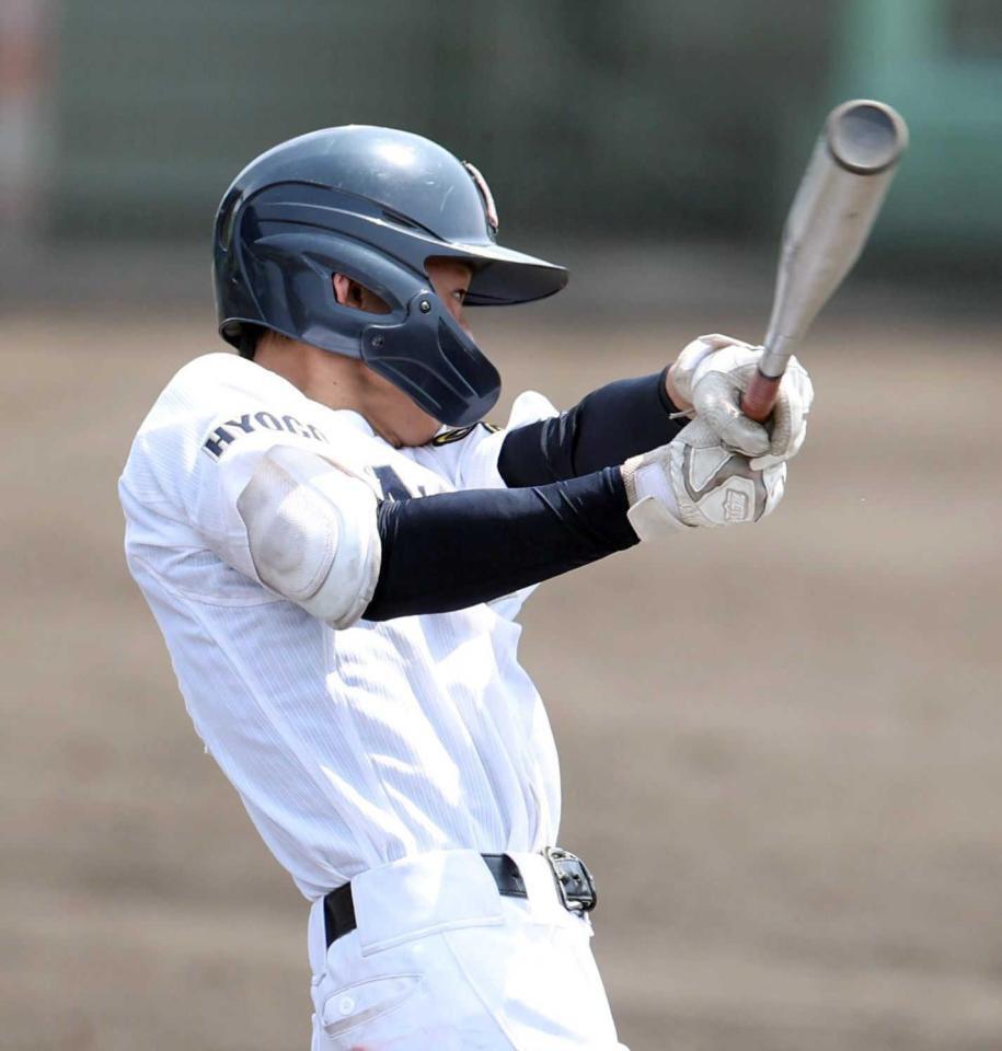 　４回、左前適時打を放つ光武（撮影・中田匡峻）