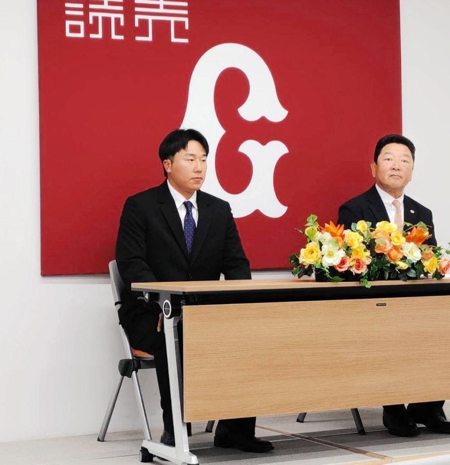 入団会見を行った巨人・李（左）